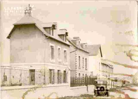 maisons et voiture abimé